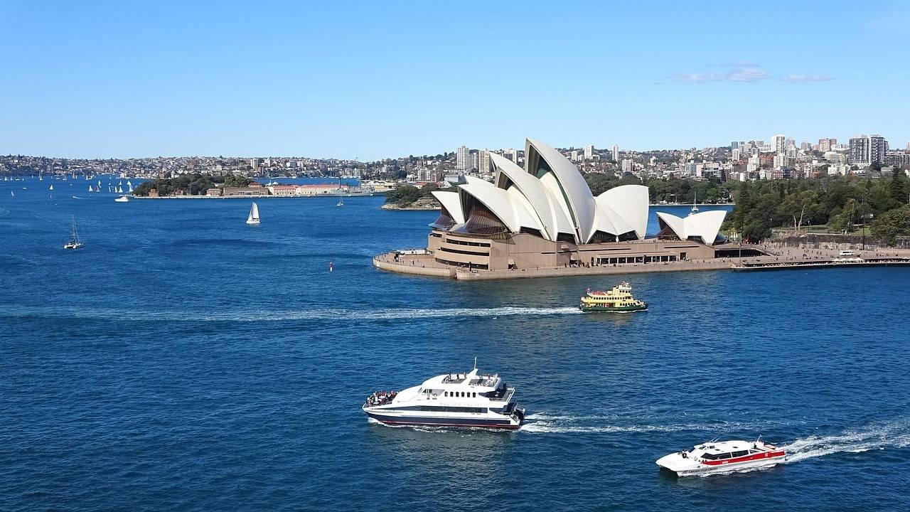 Australian Wonders – Signature Group Tour by Travokash